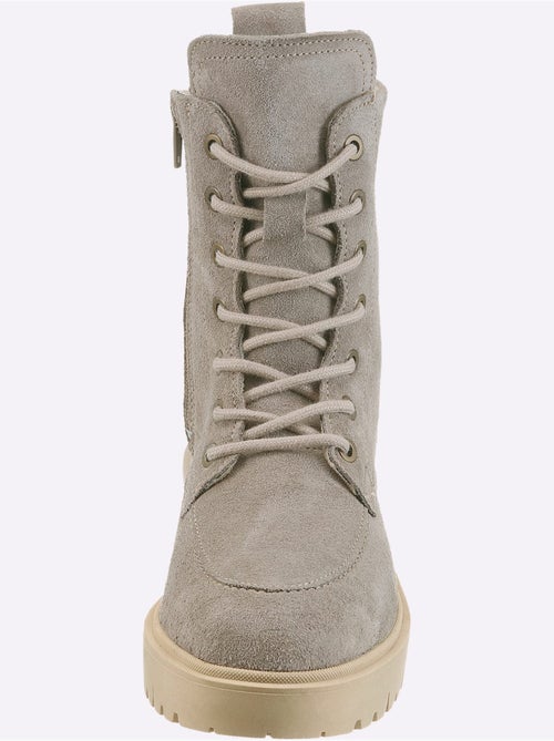 Bottines à Lacets Cuir Velours De Vache. - Taille Standard - Helline - Kiabi Bottines à Lacets Cuir Velours De Vache. - Taille Standard - Helline - Kiabi