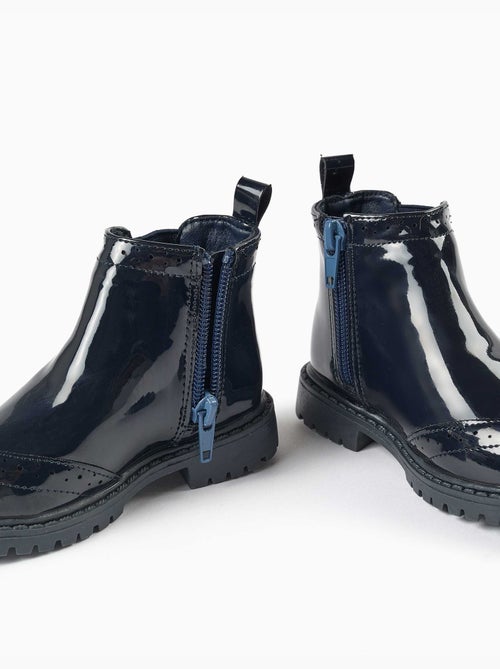Bottines chelsea vernies avec détails brogue - Kiabi Bottines chelsea vernies avec détails brogue - Kiabi
