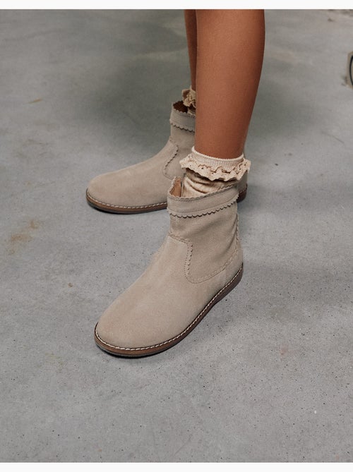 Bottines en daim à effet festonné - Kiabi