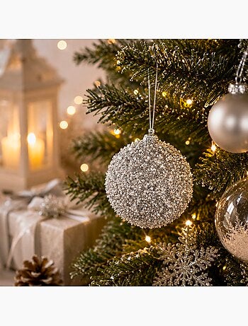 Boule de noël décorée de billes