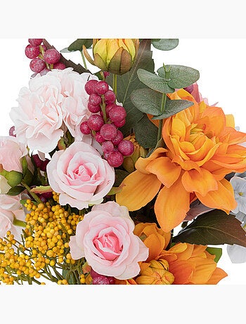 Bouquet composé de fleurs artificielles