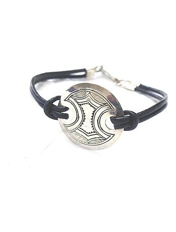 Bracelet cuir et plaque ronde en argent grave motifs berbères, Bijoucolor