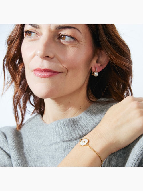 Bracelet en nacre blanche fini en or jaune 18K - lettre L de l’alphabet - Kiabi Bracelet en nacre blanche fini en or jaune 18K - lettre L de l’alphabet - Kiabi