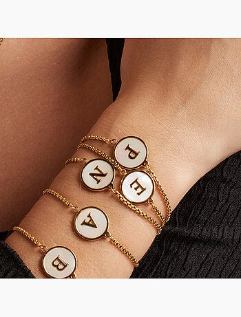 Bracelet en nacre blanche fini en or jaune 18K - lettre P de l’alphabet