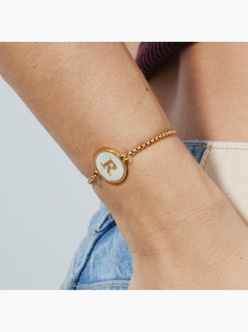 Bracelet en nacre blanche fini en or jaune 18K - lettre R de l’alphabet - Kiabi Bracelet en nacre blanche fini en or jaune 18K - lettre R de l’alphabet - Kiabi