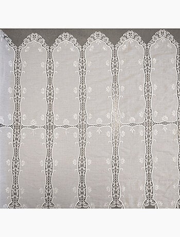 Brise-bise ajouré avec macramé fleuri