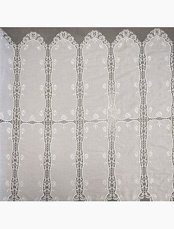 Brise-bise ajouré avec macramé fleuri