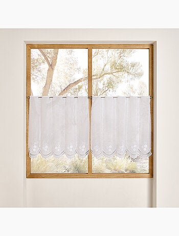 Brise-bise brodé à motif fleurs avec finition macramé