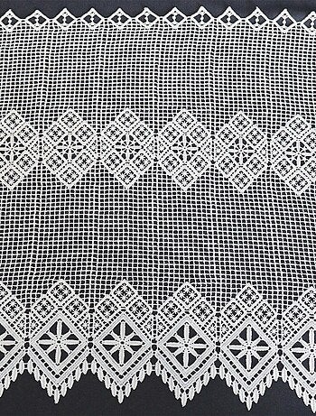 Brise bise en macramé au style graphique