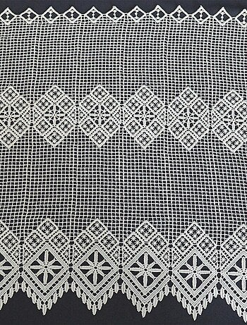 Brise bise en macramé au style graphique