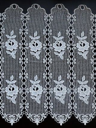 Brise bise en macramé aux motifs de roses