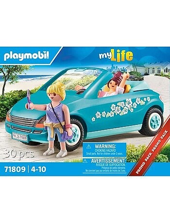 Cabriolet et jeunes filles avec perche à selfie