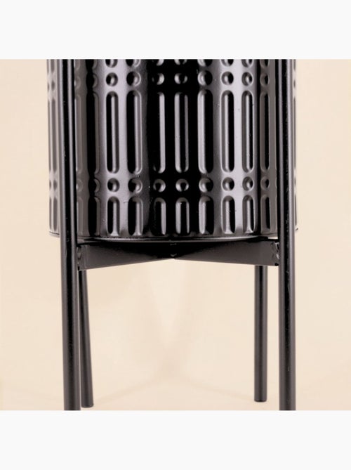 Cache pot en métal structuré noir 31x61cm - Kiabi Cache pot en métal structuré noir 31x61cm - Kiabi