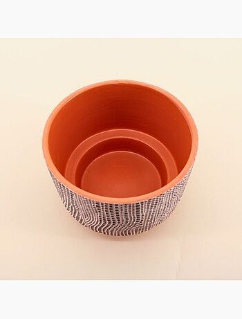Cache-pot en terre cuite décor relief 25cm
