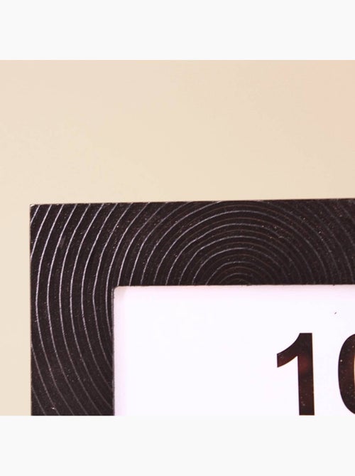 Cadre photo 10x15cm en bois noir gravé - Kiabi