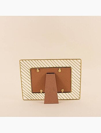 Cadre photo 10x15cm en métal strié doré