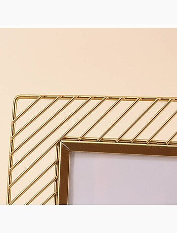 Cadre photo 10x15cm en métal strié doré