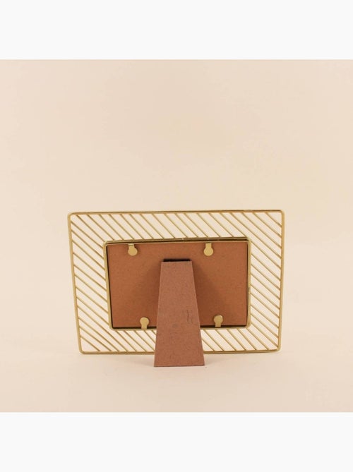 Cadre photo 10x15cm en métal strié doré - Kiabi