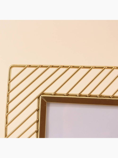 Cadre photo 10x15cm en métal strié doré - Kiabi