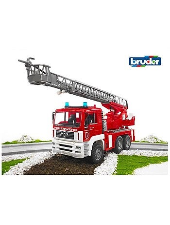 Camion de pompiers MAN avec pompe à eau