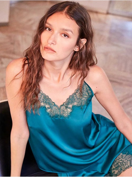 Camisole à fines bretelles avec broderies en dentelle - Kiabi Camisole à fines bretelles avec broderies en dentelle - Kiabi