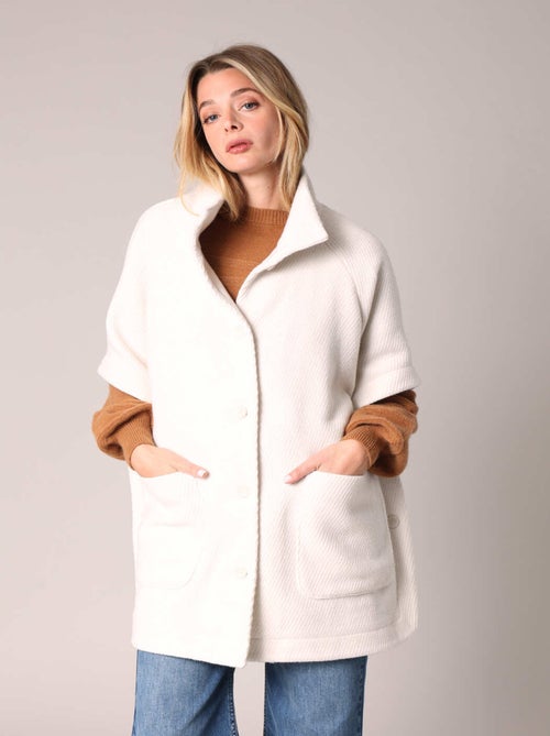 Cape ample en tissu texturé
 'Deeluxe' - Kiabi