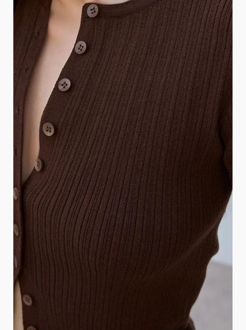 Cardigan boutonné à col ras du cou et coupe ajustée hiccup - Kiabi Cardigan boutonné à col ras du cou et coupe ajustée hiccup - Kiabi