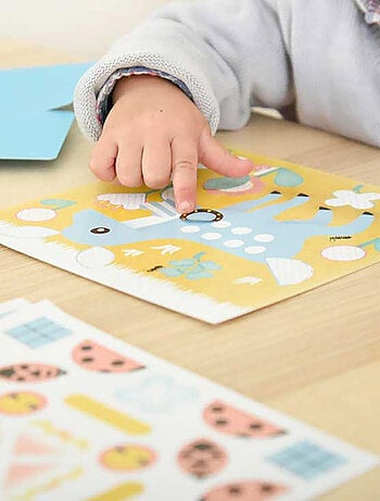 Cartes et gommettes créatives dans la forêt