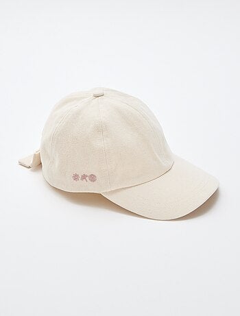 Casquette avec nœud fantaisie à la base