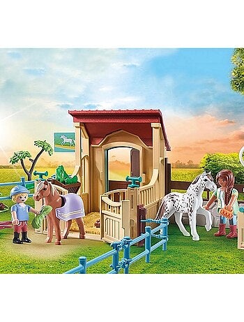 Cavalières avec box et poneys