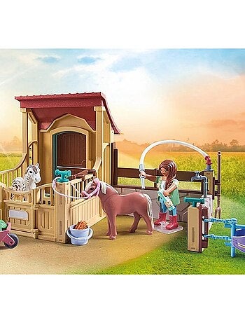 Cavalières avec box et poneys