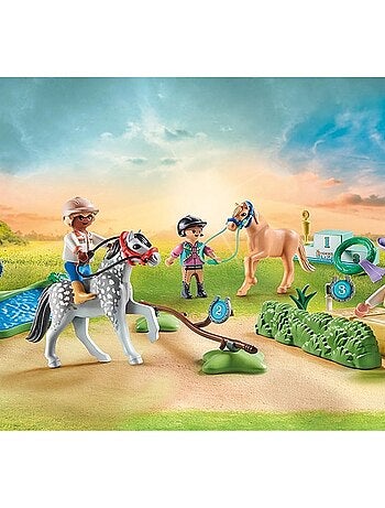 Cavaliers avec poneys et saut d'obstacles