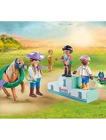 Cavaliers avec poneys et saut d'obstacles