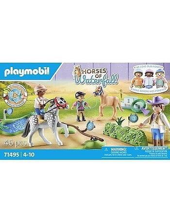 Cavaliers avec poneys et saut d'obstacles