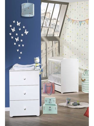 Chambre complète bébé avec lit à barreaux et commode à langer -