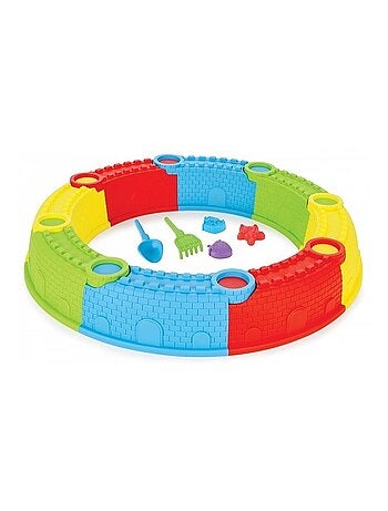 Château de sable avec râteaux et moules