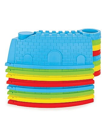 Château de sable avec râteaux et moules