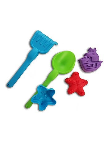 Château de sable avec râteaux et moules