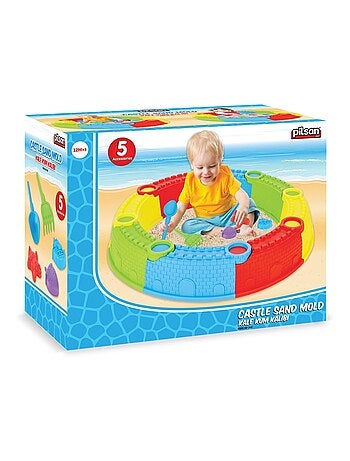 Château de sable avec râteaux et moules