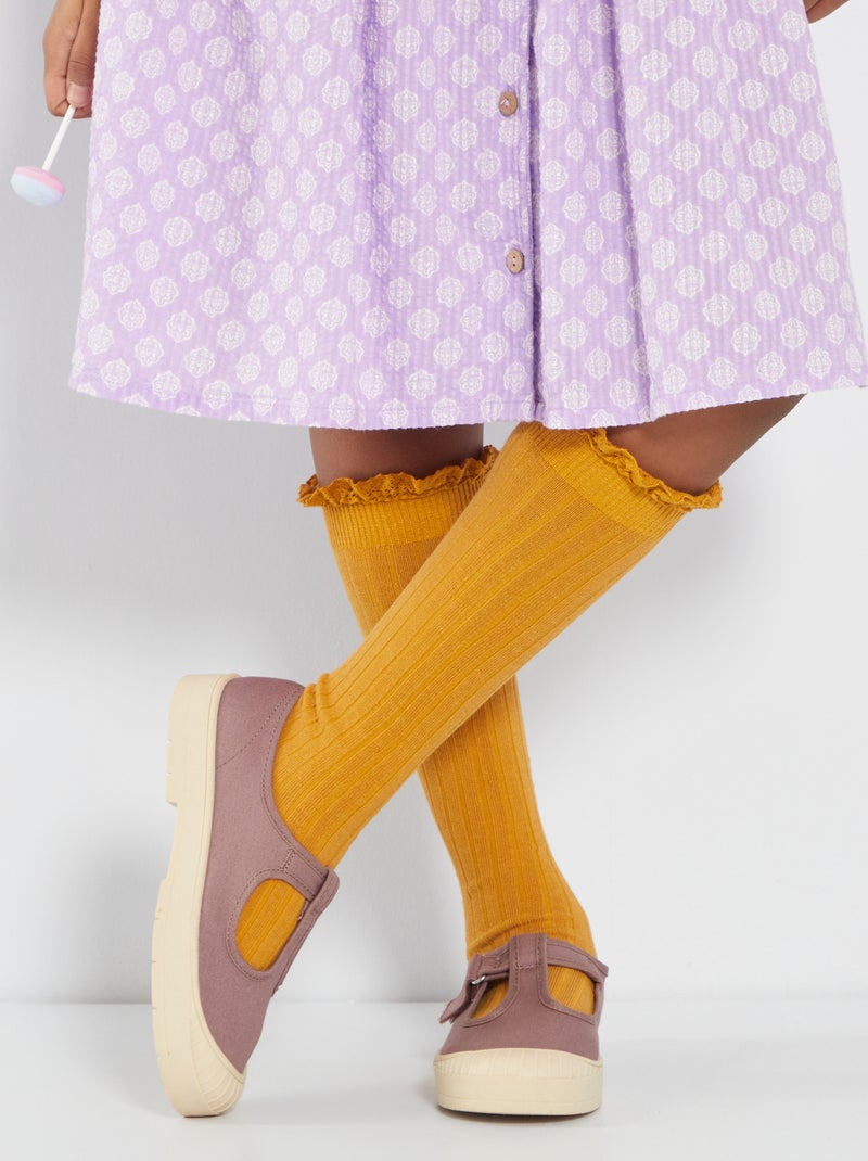 Chaussettes hautes avec volants moutarde - Kiabi