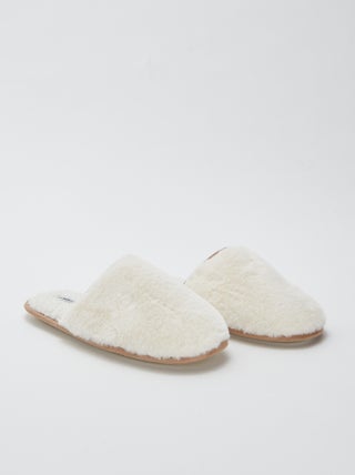 Chaussons basiques en fausse fourrure