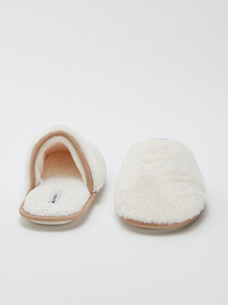 Chaussons basiques en fausse fourrure Beige - Kiabi