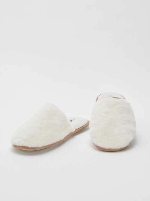 Chaussons basiques en fausse fourrure - Kiabi