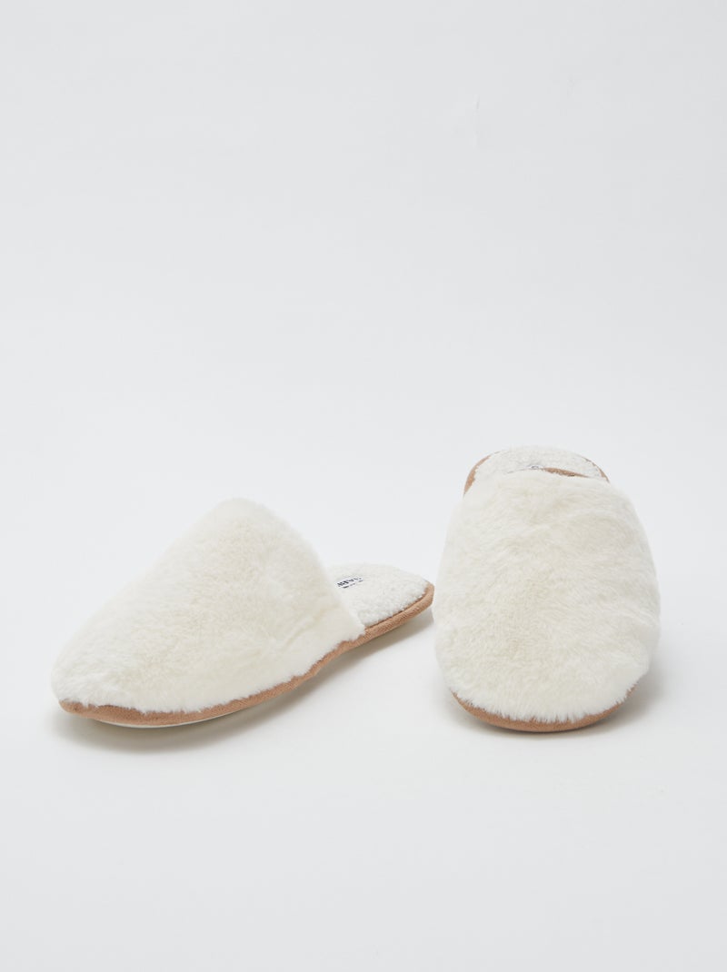 Chaussons basiques en fausse fourrure Beige - Kiabi
