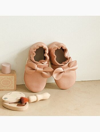 Chaussons b?b? cuir souple uni n?uds