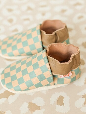 Chaussons bébé cuir souple damier