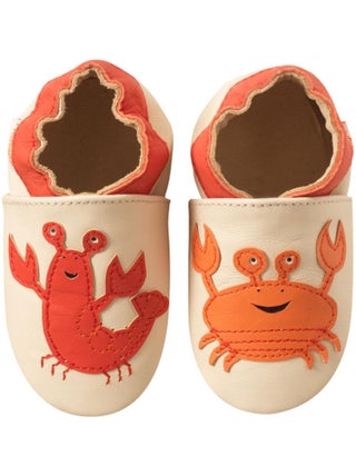 Chaussons bébé cuir souple Francis et Candice à la plage