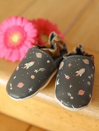 Chaussons bébé cuir souple Maxence dans l'espace