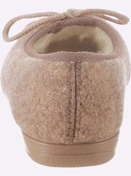 Chaussons en feutre avec nœud décoratif et semelle en caoutchouc - Taille standard - Witt - Kiabi Chaussons en feutre avec nœud décoratif et semelle en caoutchouc - Taille standard - Witt - Kiabi