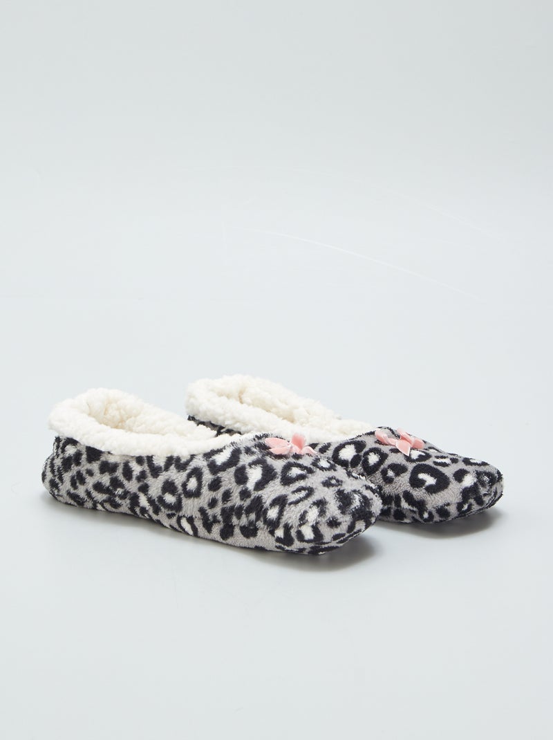 Chaussons en polaire 'léopard' noir - Kiabi